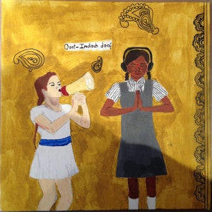 Op de afbeelding: Een schilderij van twee meisjes op een gele achtergrond. Een meisje houdt een megafoon vast en schreeuwt "Oost-Indisch doof". Het andere meisje draagt een koptelefoon en heeft haar handen in gebedshouding.