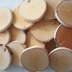Könnte beinhalten: Ein Stapel runder, natürlicher Holzscheiben, perfekt zum Basteln oder Dekorieren. Das Holz ist hellbraun mit einer natürlichen Maserung.