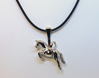 Choker avec pendentif thème cheval - Cheval sautant avec clou de maréchal-ferrant torsadé