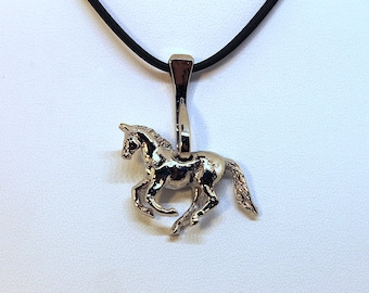 Tour de cou pendentif sur le thème du cheval - Cheval au galop avec clou de maréchal-ferrant plié