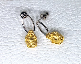 Boucles d'oreilles pendantes à thème oriental - Moine bouddhiste symbole d'abondance. Plaqué or.