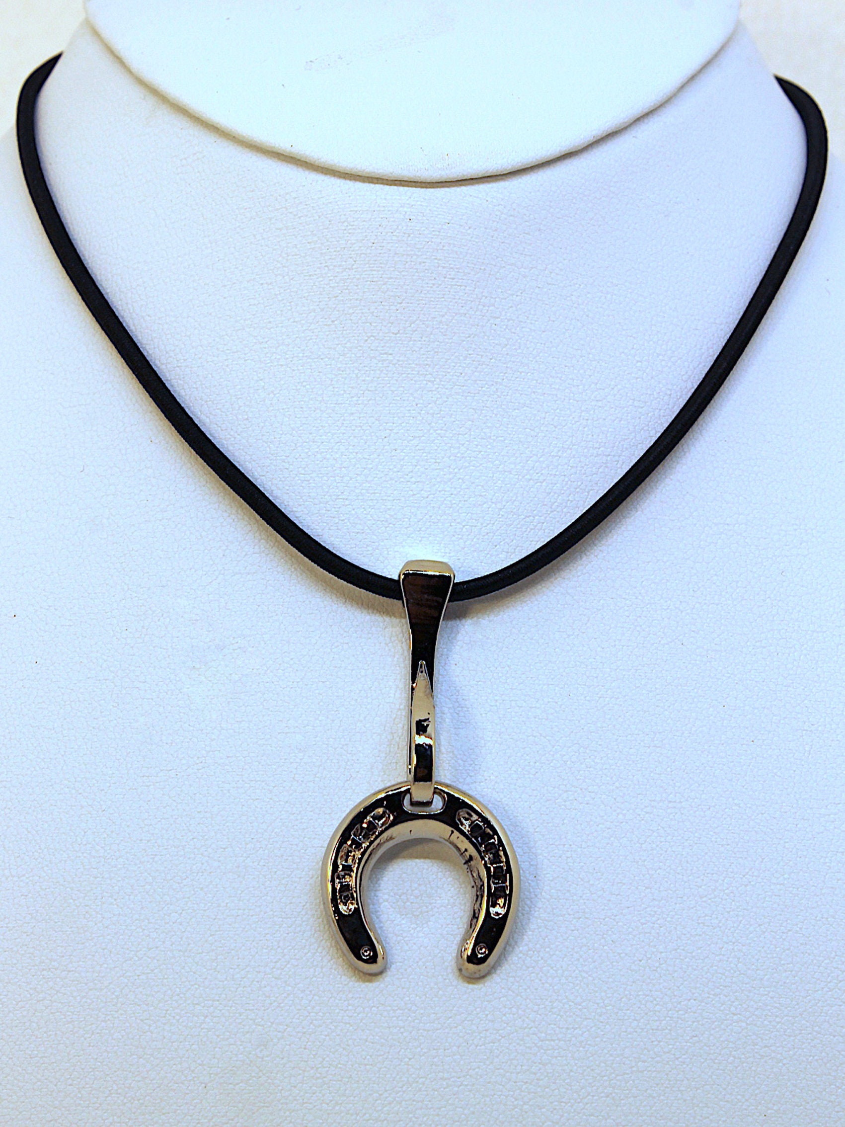 ミュージシャン MACARONI WESTERNS HORSE SHOE NECKLACE Horse Themed Pendant Necklace - Horseshoe With Bent Farrier's Nail