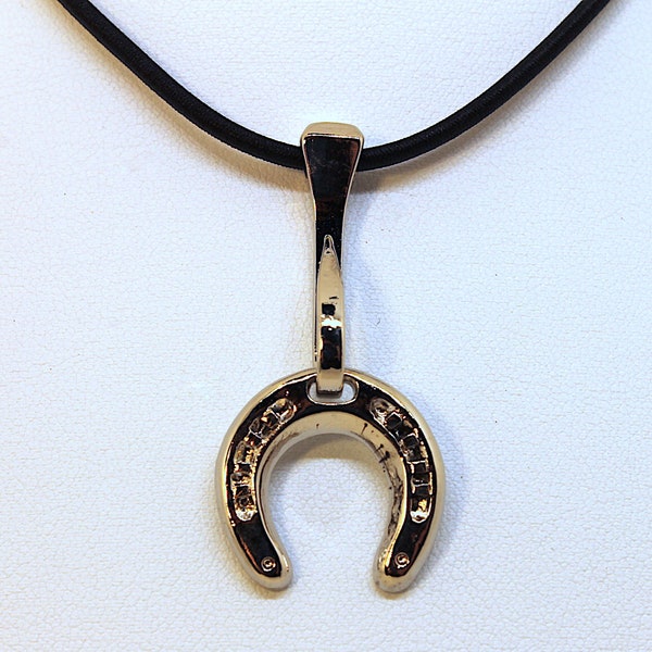 Tour de cou avec pendentif thème cheval - Fer à cheval avec clou de maréchal-ferrant plié