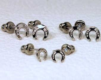 Boucles d'oreilles sur le thème du cheval - Fers à cheval en 3 tailles - Plaqué rhodium.