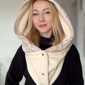 Stor XL vattentät huva med unisex halsduk. Lätt regnhuva med knäppt halsvärmare. Stor huva med tryckknappskrage.
