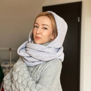 Cappuccio-sciarpa in cotone grigio chiaro – leggero, morbido e confortevole. Protezione elegante per collo e testa. Spedizione gratuita!