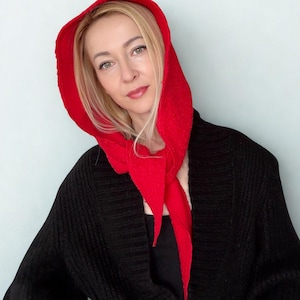 En feminin, varm huvudduk. En boucléhalsduk med huva som knyts runt halsen. En balaklava som passar till en kappa eller jacka. En snygg accessoar.