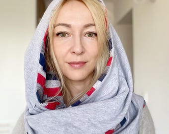 Ljusgrå randig dubbelsidig halsduk med huva – halsvärmare/halsduk/sjal | HOODED | fri frakt.