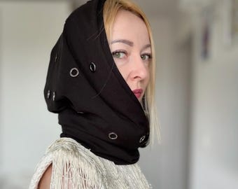 Capucha negra con ojales metálicos | Cuello tubular de algodón | Hood ligero todo el año | Accesorio streetwear gótico grunge