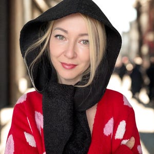En feminin, varm huvudduk. En boucléhalsduk med huva som knyts runt halsen. En balaklava som passar till en kappa eller jacka. En snygg accessoar.
