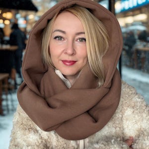 Schlauchschal mit Kapuze. Kapuzenschal. Brauner Schal mit Kapuze. Warmer, flauschiger Loop-Schal mit Kapuze. Einheitsgröße.