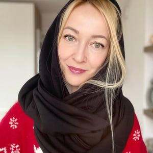 Svart halsduk med huva (snood) – knuten halsduk, unisex balaklava, bomullsjersey, mysig present.