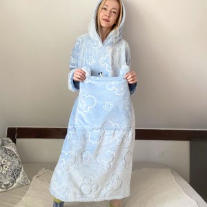 The Cocoonie – Deckenpullover mit Kapuze, weich, leuchtendes Mickey-Motiv, 2-in-1 Kissen, Geschenkidee, Einheitsgröße.