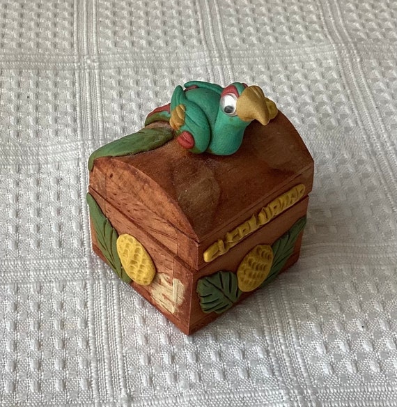 VTG Wooden Small Trinket Box With Parrot on Top