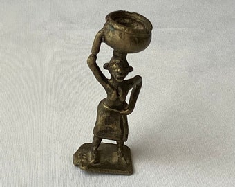 Figurine vintage miniature en bronze du Bénin, femme avec un bol sur la tête, 2 3/4" T