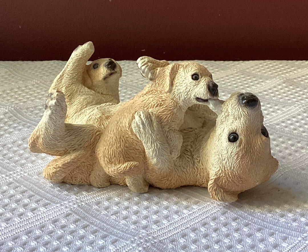 STONE CRITTERS 犬置物セット Vintage Stone Critters Yellow Lab Wrestles Figurine, United Design
