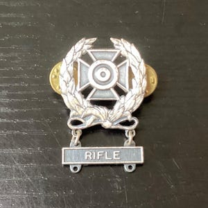 Vintage Expert Rifle Qualification Badge – “Rifle” Bar by IRA Green