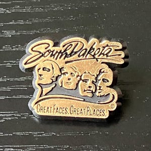 VTG South Dakota Great Faces, Great Places Mount Rushmore Souvenir Plastic Pin