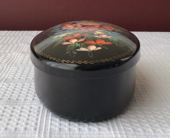 Vintage Russian Lacquer Oval Trinket Box, 1 3/4” … - image 4