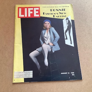 Vintage Life Magazine, January 12, 1968, Faye Dunaway Cover