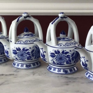 ONE VTG Chinese Porcelain Single Serve Tea Pot, Blue & White, 8 Fl Ounces, 5 3/4” Tall