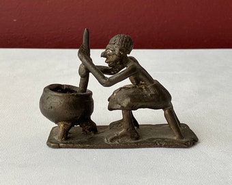 Figurine miniature vintage en bronze du Bénin, femme en train de cuisiner, 2 5/8" L