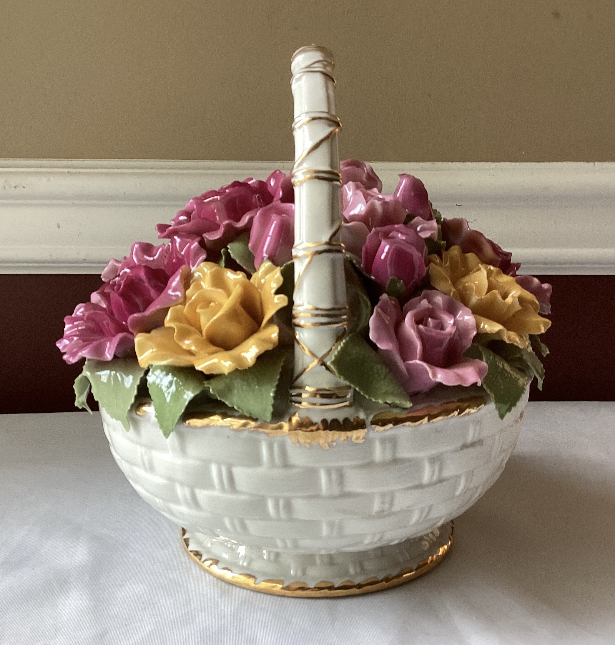 Large VTG Royal Albert Old Country Roses Flower Basket Music Box 