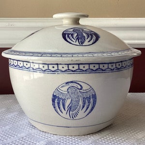 Vintage/ Antique Chinese Porcelain Pot with Cover, Blue & White Pottery Pot