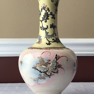 Antique/ Vintage Japanese or Chinese Porcelain Vase, 11 3/4”