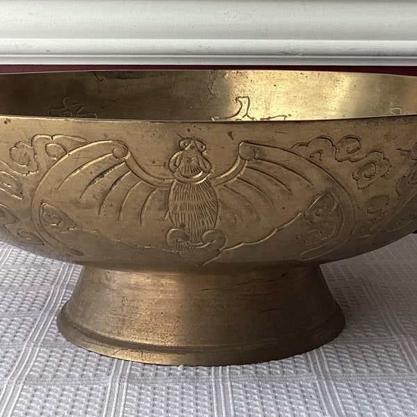 Vintage Large & Heavy Chinese Brass Footed Bat Bowl con caracteres chinos