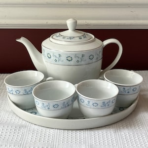 VTG Chinese Porcelain Blue & White Set: Teapot, 4 Teacups and Serving Tray, Marked