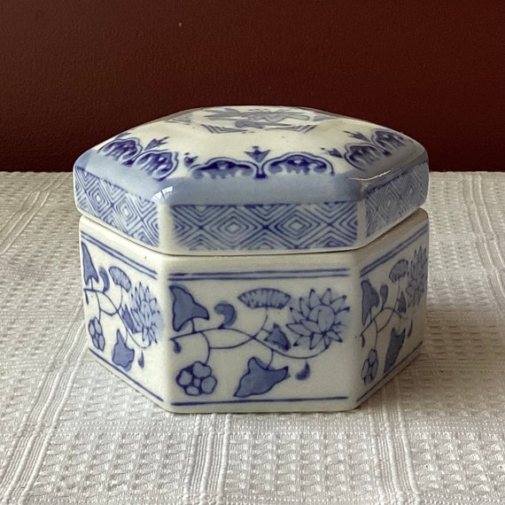 VTG Chinese Porcelain Trinket Box, Blue & White Tr