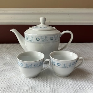 VTG Chinese Porcelain Blue & White Teapot and 2 Teacups, Marked