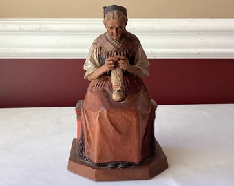 VTG Kath Kaslatter gesneden houten sculptuur van oude vrouw breien, 7,5" T