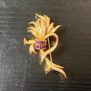 Vintage Gold Tone Brooch – Purple Gemstones & Rhinestone Accents