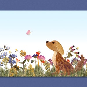 Tarjeta de felicitación con un perro hecho de flores prensadas sin texto