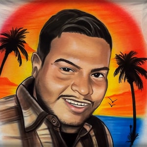 K&ouml;nnte beinhalten: Airbrush-Portr&auml;t einer l&auml;chelnden Person mit dunklem Haar und Schnurrbart, die ein kariertes Hemd tr&auml;gt. Der Hintergrund zeigt einen Sonnenuntergang mit Palmen, Meer und V&ouml;geln.