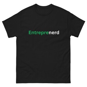 Puede incluir: Camiseta negra con la palabra "Entreprenerd" impresa en verde y blanco. La palabra está impresa en el pecho. La camiseta tiene cuello redondo y mangas cortas. Una prenda informal.