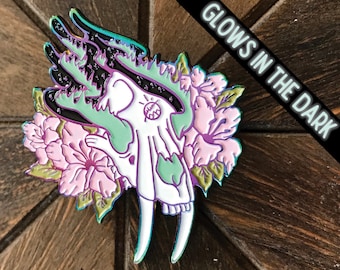 Enamel Pin "Aurora" Smilodon Skull enamel pin, saber tooth tiger pin, spooky enamel pins, occult, starry enamel pin, witchy pins,tiger skull