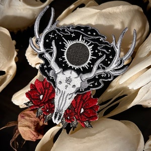 Parche de calavera de alce Eclipse: parche termoadhesivo, parche de bruja, parches espeluznantes, regalo de bruja, parche cósmico, parche punk, parche gótico, mememto mori