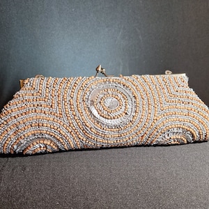 Clutch vintage con cuentas de WHITE House BLACK Market