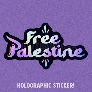 以下が含まれることがあります： スタイリッシュなフォントで「Free Palestine」という言葉が書かれたホログラフィックステッカー。ステッカーは黒い縁取りと虹色の色合いです。背景はテクスチャ加工された紫です。「HOLOGRAPHIC STICKER！」というテキストが下にあります。
