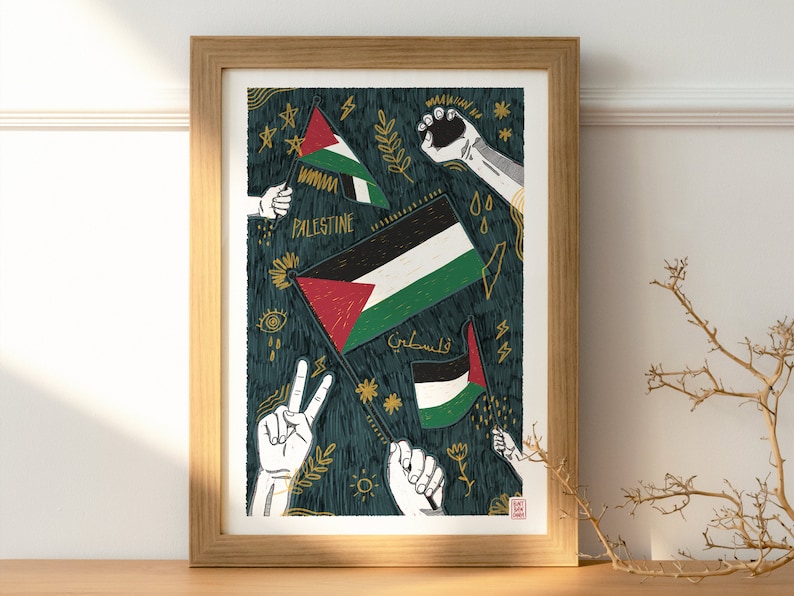 Może przedstawiać: Ilustracja w ramie przedstawiająca trzy palestyńskie flagi z napisem "Palestyna" i arabskim słowem "فلسطين" na flagach. Flagi otoczone są r&oacute;żnymi symbolami, w tym gwiazdami, znakami pokoju i kwiatami. Tło jest ciemnoniebieskie.