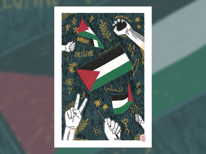 Może przedstawiać: Cyfrowa ilustracja na ciemnoniebieskim tle z wieloma rękami trzymającymi palestyńskie flagi. Flagi są zielone, czarne, białe i czerwone z tr&oacute;jkątem w środku. Tło jest ozdobione złotymi gwiazdami, kwiatami i innymi symbolami.