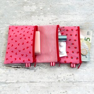 Kleines Geschenk: Tasche für Geld, Medikamente, Hygieneartikel, Schmuck...  Geldbeutel aus Wachstuch mit Erdbeeren Streifen oder Herzen