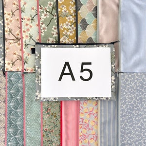Könnte beinhalten: Nahaufnahme einer Auswahl von Stoffmustern mit verschiedenen Mustern und Farben. Die Muster sind in einer Reihe angeordnet und mit "A5" beschriftet.