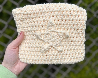 Pochette crème au crochet avec étoiles