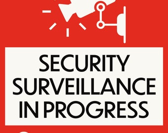 Könnte beinhalten: Ein rotes und weißes Schild mit dem Text "NOTICE" in Schwarz. Eine weiße Silhouette einer Überwachungskamera ist mit dem Text "SECURITY SURVEILLANCE IN PROGRESS" in Schwarz dargestellt. Am unteren Rand des Schildes befindet sich ein Smiley und der Text "SMILE! YOU'RE ON CAMERA" in Schwarz.