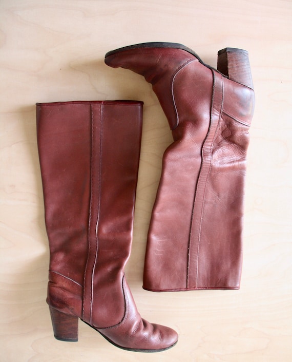 1970s brown leather boots. Knee high riding boots.