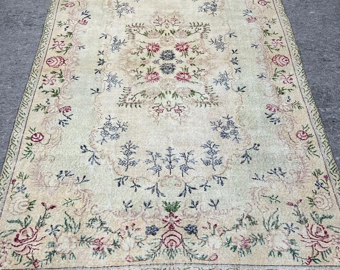 6x9 feet rug, distressed, pinky and green, flower design, old fashion, old school, specific characteristic